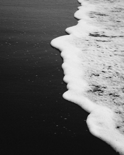 Travel Aesthetic Black And White, Black And White Travel Aesthetic, White Travel Aesthetic, Black Travel Aesthetic, Travel Aesthetic Black, White Aesthetic Photos, Elise Cook, Aesthetic Black And White, Beach Art Painting