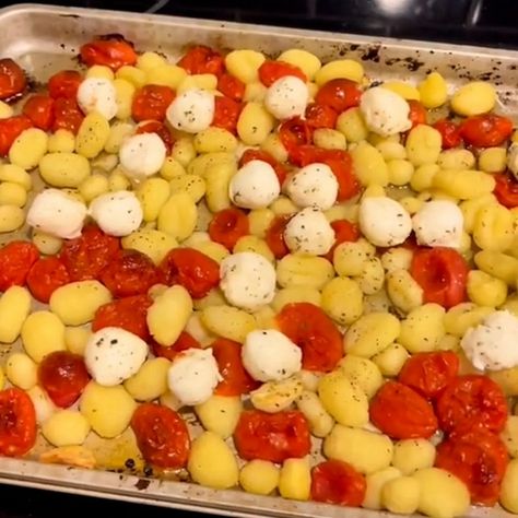 3 Ingredient Gnocchi Recipe, Gnocchi Tomato Mozzarella, Baked Gnocchi Recipes, Gnocchi Bake, Gnocchi Recipes Easy, Baked Gnocchi, Sunday Dinners, Baked Tomatoes, Healthy Carbs