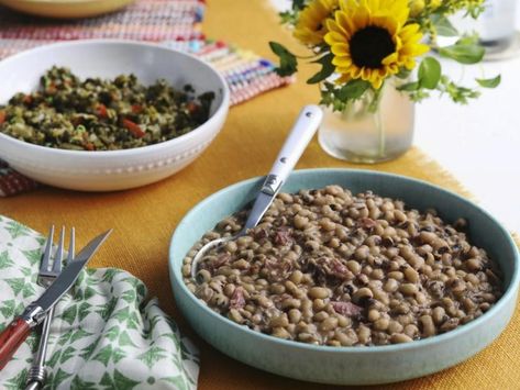 Kardea Brown's Black Eyed Peas with Smoked Ham Hock & Callaloo. Delicious Miss Brown, African Dinner, Ham Hock Recipes, Kardea Brown, Entree Ideas, Yummy Vegetables, Bean Dishes, Brown Food, African Dishes