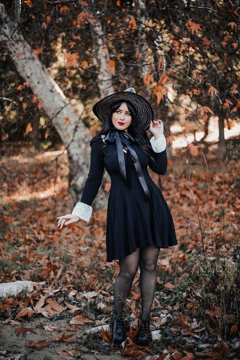 Tim Burton Inspired Outfits, Goth Outfit Inspo, Halloween Tights, Being Consistent, Scary Christmas, Striped Tights, Halloween Photoshoot, Christmas Style, Contrast Collar