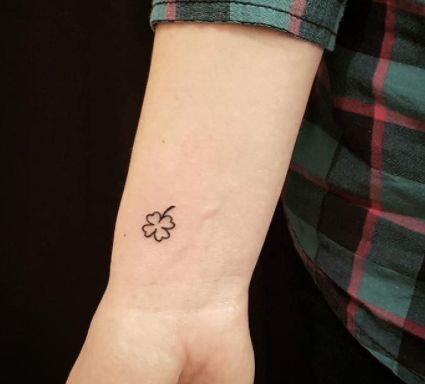 Watercolor Wrist Tattoo, Leaf Clover Tattoo, Cute Foot Tattoos, Clover Tattoo, Shamrock Tattoos, Clover Tattoos, Wrist Tattoos For Guys, Small Girl Tattoos, Small Wrist Tattoos