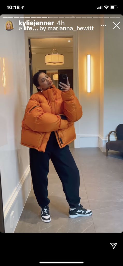 Orange Puffer Jacket Outfit, Closet Manifestation, Puff Jacket Outfit, Orange Puffer Jacket, Puffer Outfit, Looks Kylie Jenner, Puffer Jacket Outfit, Orange Coat, Kylie Jenner Outfits