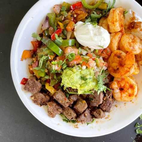 Low Carb Burrito Bowls with Steak and Shrimp Low Carb Burrito Bowl, Low Carb Burrito, Steak And Rice, Sauteed Peppers And Onions, Burrito Bowls Recipe, Chicken Breakfast, Steak And Shrimp, Griddle Recipes, Flat Top Grill