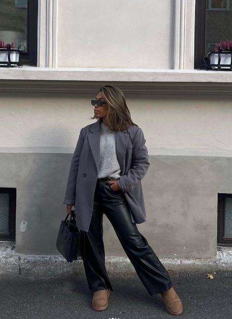 Short hair, autumn outfit, uggs, overzied blazer, grey blazer, leather pants, dark aesthetic, instagram #autumnoutift #fallfashion #transitions #transition #petiteblogger #petitefashionblogger #fashionblogger #fashion #fashionshoes #fashionista #fashiontrends #fashiongram #outfit #dailyoutfit #fashionoftheday #fashioninstagram #lookoftheday #ootd #outfitoftheday #reel #justdaily Dark Grey Blazer Outfit, Grey Blazer Outfit, Dark Grey Blazer, Petite Bloggers, Chic Outfits Classy, Winter 23, Grey Blazer, Blazer Outfits, Autumn Outfit