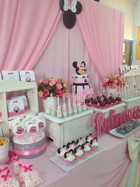 Minnie Mouse Photo Backdrop, Baby Shower Sweets Table, Minnie Mouse Cake Design, Cake Table Decorations Birthday, Minnie Mouse Birthday Decorations, Cake Table Birthday, Baby Shower Sweets, Baby Shower Candy Bar, Bolo Minnie