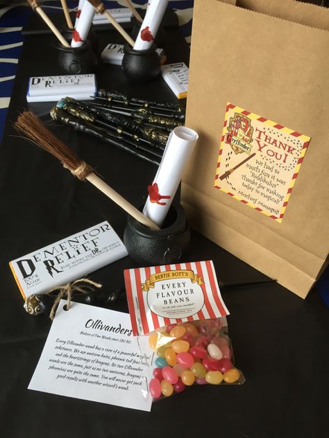 Harry Potter Birthday Party: The Loot Bag - Part 3 Harry Potter Goodie Bags, Harry Potter Favor Bag, Harry Potter Adult Party, Harry Potter Favors, Hogwarts Birthday, Harry Potter Party Favors, Harry Potter Snacks, Harry Potter Candy, Harry Potter Bag