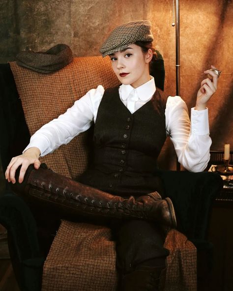 Shirin Altsohn (@shirinatra) • Instagram-Fotos und -Videos 1920 Outfits, Grey Sisters, Menswear Women, Androgynous Outfits, Woman In Suit, Vest Blouse, Dressed To The Nines, Vintage Boots, 1940s Fashion