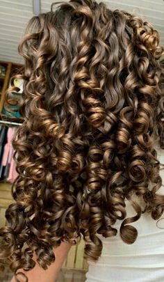 Health Curly Hair, Long Shiny Curly Hair, Brown Curls Aesthetic, Curly Volume Hair, Irish Curls, Blowout On Curly Hair, Layers For Curly Hair, 3a Hairstyles, Curly Dyed Hair