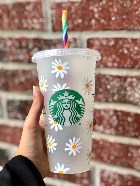 Starbucks Birthday, Starbucks Cup Art, Daisy Daisy, Custom Starbucks Cup, Projets Cricut, Cup Ideas, Cup Tumbler, Glitter Cups, Reusable Cup