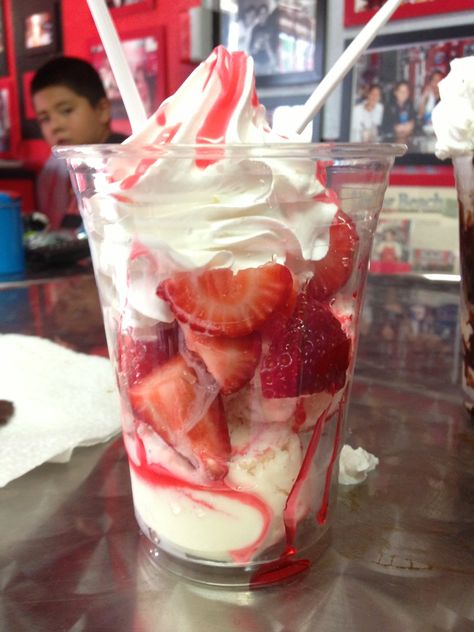 Strawberry sundae Strawberry Sundae, Western Food, Yummy Comfort Food, Healthy Foodie, Food Obsession, Cafe Food, Beautiful Food, Sweet Snacks, Pretty Food