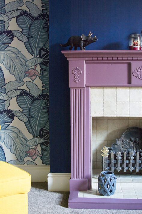 10 Colourful Fireplaces - WELL I GUESS THIS IS GROWING UP Colourful Fireplace, Painted Fireplace Mantels, Interiors Living Room, Eccentric Decor, Paint Fireplace, Living Room Trends, Fireplace Ideas, Dark Interiors, Fireplace Mantle