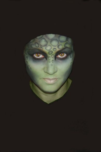 Body paint... Reptilian Lizard Face Paint, Alien Face Paint, Face Painting For Kids, Kids Face Painting, Monster Face Painting, Dragon Makeup, Adult Face Painting, Animal Makeup, Extreme Makeup