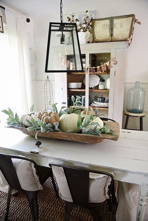 Rustic Neutral Fall dough bowl centerpiece - Lovely farmhouse style dining room. Dough Bowl Centerpiece, Dining Centerpiece, Farmhouse Style Dining Room, Dining Room Centerpiece, Bread Bowl, Home Office Inspiration, Esstisch Modern, Farmhouse Fall Decor, Dough Bowl