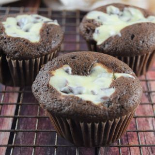 Cupcakes With Chocolate Chips, Chocolate Cream Cheese Cupcakes, Ethan Becker, Black Bottom Cupcakes, Recipes Cupcakes, Icing Cupcakes, Cheese And Chocolate, Cream Cheese Cupcakes, Chocolate Chip Cupcakes