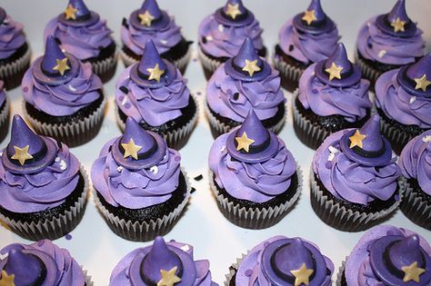 Love purple where Halloween is involved, though it's not seen as a major colour associated with it :/ Makeup Cupcakes, Hat Cupcakes, Witch Cupcakes, Witch Cake, Elegant Cupcakes, Purple Cupcakes, Hat Cake, Purple Halloween, Halloween Desserts