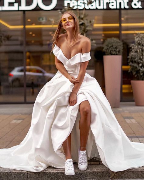 Think about swapping your heels for a comfy pair of bridal sneakers like these trendy brides in stylish tennis shoes! Wedding Dress With Sneakers, Bride Sneakers, Short Wedding Gowns, What Shoes To Wear, Bridal Sneakers, White Bridal Shoes, Trendy Bride, Wedding Sneakers, 파티 드레스