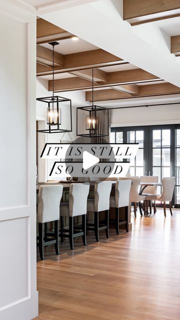 Melissa Manzardo Hryszko on Instagram: "This stunning kitchen and great room epitomize modern elegance and functionality. From the intricate coffered ceiling to the expansive island perfect for entertaining, every detail has been meticulously crafted to create a beautiful, practical, timeless space.  #kitchen #kitchendesign #livingroom #ceilingdesign #dreamhome #housegoals" Tray Ceiling With Beams, Dining Room Tray Ceiling, Coffered Ceiling Kitchen, Coffered Ceiling Ideas, Beam In Kitchen, Wood Coffered Ceiling, Veranda Estate Homes, Kitchen And Great Room, Coffered Ceiling Design