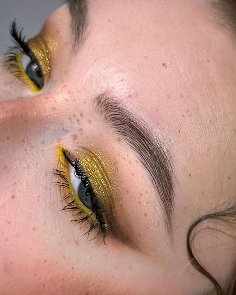 Dark Yellow Makeup, Chartreuse Eye Makeup, Yellow Makeup Looks, Yellow Eyeshadow Looks, Honey Makeup, Bee Makeup, Yellow Eye Makeup, Vampy Makeup, Maquillage On Fleek