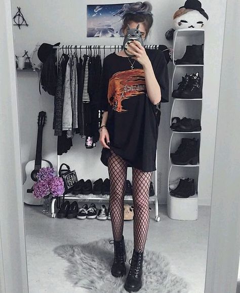 Cute Punk Outfits, Fish Net Tights Outfit, Goth Outfit, Rock Outfit, Hipster Outfits, Trendy Swimwear, Grunge Look, Fishnet Tights, Punk Outfits