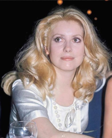 Catherine Deneuve Southern Belle Hair, Catherine Deneuve Style, French Actors, European Aesthetic, Charlotte Gainsbourg, Jodie Foster, Classic Actresses, French Girls, Catherine Deneuve