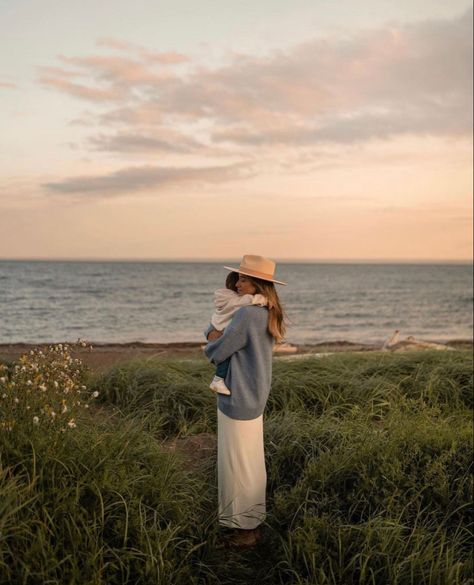 Portret Feminin, Collateral Beauty, Motherhood Photography, Beach Family Photos, Future Mom, Family Photo Outfits, Family Beach, Mommy Life, Photo Outfit