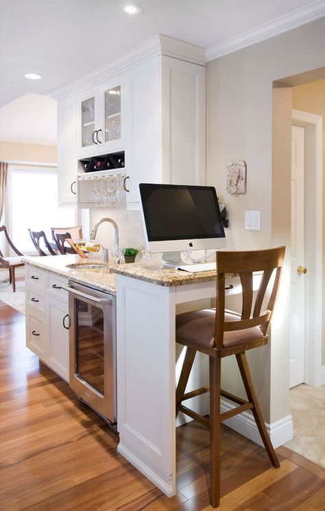 Whether it's for checking a recipe or browsing on Pinterest while the stew is cooking, a computer may be a surprisingly great addition to any kitchen. As kitchens tend to become a social/working/en... Small Kitchen Inspiration, Computer Nook, Kitchen Desks, Desk Areas, Classic Kitchen, Smart Kitchen, Transitional Kitchen, Built In Desk, Kitchen Photos