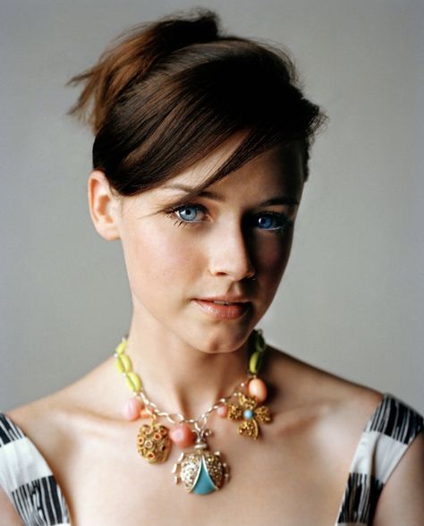 Cleft Chin Women, Cleft Chin, Alexis Bledel, Hollywood Celebrity, Feminine Beauty, Hollywood Celebrities, Celebrity Hairstyles, American Actress, Fashion Beauty