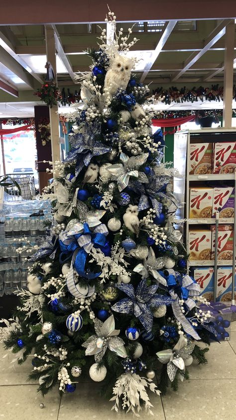 Navy Xmas Tree, Navy Blue And Silver Christmas Tree Ideas, Navy Blue Christmas Tree Color Schemes, Blue And White Christmas Tree, Christmas Tree Colour Scheme, Blue Christmas Tree Decorations, Elegant Christmas Tree Decorations, Christmas Tree Inspo, Snowy Christmas Tree