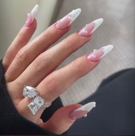 Someone’s hand with a diamond ring on one finger. With beautiful white long acrylic nails accessorized with pearls on top. Aesthetic Almond Nails, Ongles Kylie Jenner, Kylie Jenner Nails, Nails Aesthetic, Pearl Nails, Nail Swag, Gem Nails, Acrylic Nails Coffin Short, Oval Nails