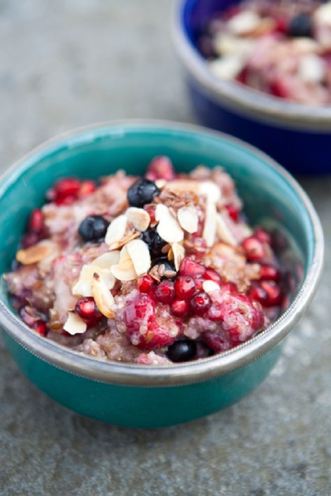 Start Your Healthy New Year Mornings With Quinoa Porridge | via The Honest Company blog Leftover Quinoa Recipes, Leftover Quinoa, Porridge Breakfast, Breakfast Quinoa, Quinoa Porridge, Healthy New Year, Breakfast Porridge, Ways To Eat Healthy, Porridge Recipes