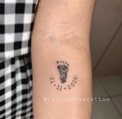 Newborn Tattoo, Mutterschaft Tattoos, Tattoos For Baby Boy, Baby Footprint Tattoo, Baby Tattoo Designs, Baby Name Tattoos, Baby Tattoo, Mom Tattoo Designs