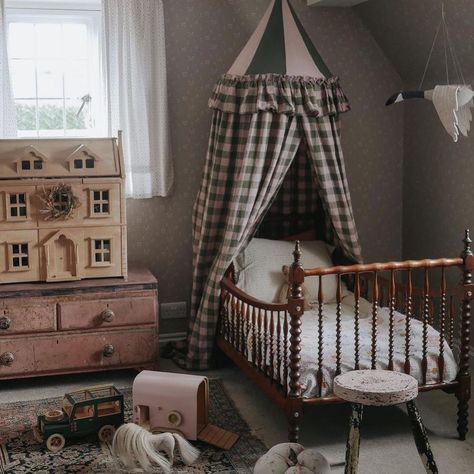 1,764 likes, 31 comments – P R O J E K T I T Y Y N Y (@projektityyny) on Instagram: "This absolutely makes it all worth it 🧡 seeing our product in your homes. Thank you for sharing a…" Vintage Baby Nursery, Thrifted Home, Cozy Nursery, Sandberg Wallpaper, Toddler Girl Room, True Homes, Nursery Room Inspiration, Doll Bed, Vintage Nursery