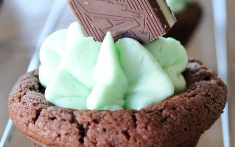 My Organized Chaos Canadian Mom Blogger in Alberta, family travel, travel, recipes, reviews Mint Buttercream Frosting, Chocolate Cookie Cups, Chocolate Cookie Recipes Easy, Mint Buttercream, Mint And Chocolate, Mint Frosting, Mint Desserts, Mint Cheesecake, Mousse Cups