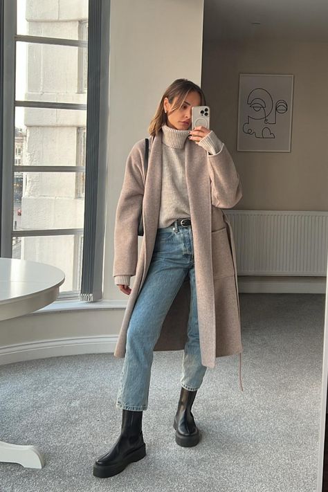 Trench Coat With Jeans Outfit, Chunky Ankle Boots Outfit, Mum Clothes, Vinter Mode Outfits, Jeans Boots Outfit, Boots With Jeans, Chelsea Boots Outfit, Ankle Boots With Jeans, European Christmas