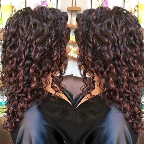 686 Likes, 26 Comments - Rachael (@rachael_devacurl) on Instagram: “Freehand Pintura Highlights ✔️ #texturetuesday @modernsalon @mydevacurl @behindthechair_com” Auburn Hair And Highlights, Cool Red Highlights, Dark Brown Red Hair Curly, Maroon Highlights On Dark Hair Curly, Red Highlights Natural Hair, Dark Auburn Hair Color Balayage, Auburn Curly Hair With Highlights, Curly Natural Highlights, Brown And Red Curly Hair