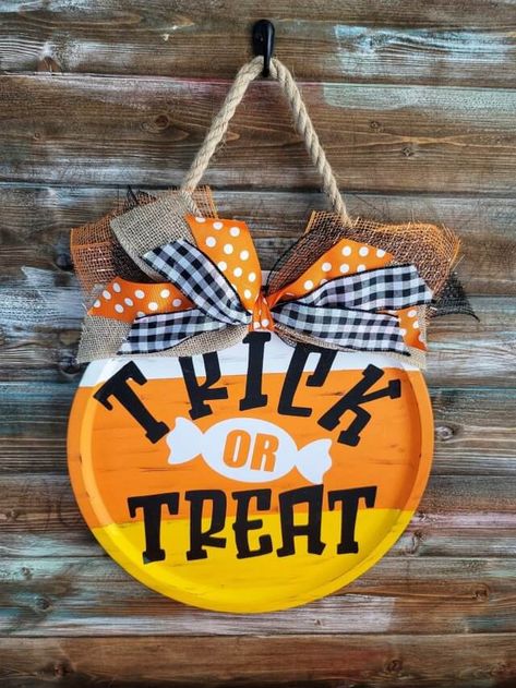 Dollar Tree Pizza Pan Wreath, Pizza Pan Wreath, Candy Corn Decorations, Hallowen Ideas, Dollar Tree Halloween, Dollar Tree Fall, Halloween Door Hangers, Diy Spring Wreath, Halloween Wall Decor