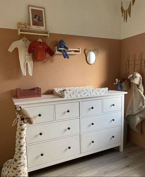 Grote Hemnes commode in de babykamer Ikea Hemnes Commode, Car Themed Nursery, Modern Nursery Room, Neutral Nursery Rooms, Eclectic Nursery, Vintage Nursery Decor, Airplane Nursery, Farmhouse Nursery, Space Themed Nursery