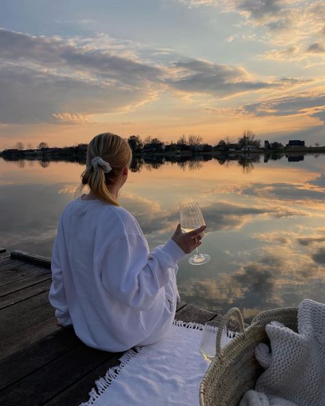 Picnic By The Lake, Lake Photoshoot, Cottage Lake, Lake Girl, Lake Trip, Summer Lake, Photography Posing Guide, Lake Sunset, Lake Pictures