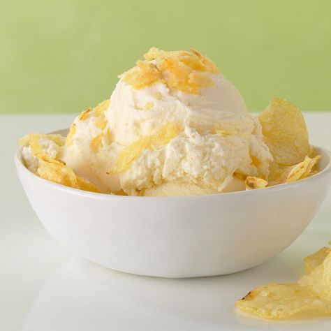 Vanilla Ice Cream with Crushed Potato Chips Baileys Tiramisu, Potato Chip Recipes, Slap Shot, Delicious Ice Cream, Dumplings For Soup, Recipe For Dinner, Creamed Potatoes, Easy Ice Cream, New Things To Try