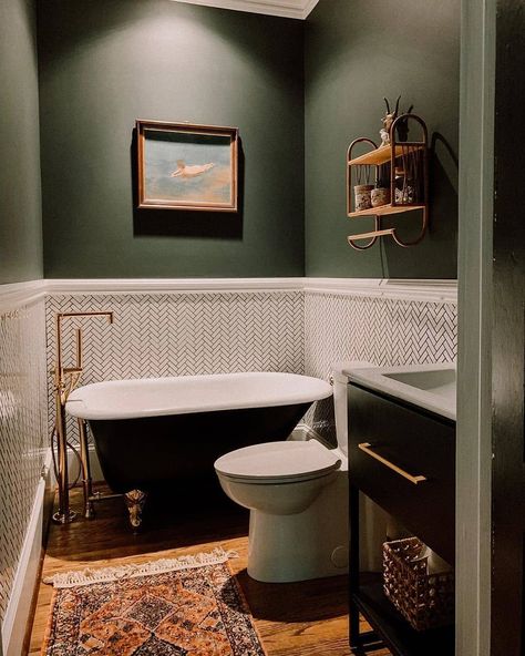 HowWeLive on Instagram: “How gorgeous is the dark green wall color in the bathroom of @theblackhouseonthecorner from North Carolina 😍💚 #howwelive #repost #bathroom” Windowless Bathroom, Dark Green Bathrooms, Green Wall Color, Green Bathroom Decor, Dark Green Walls, Bathroom Farmhouse Style, Decor Studio, Bad Design, Green Bathroom