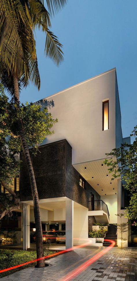 A contemporary home in Chennai that celebrates South Indian architecture Modern Home Interior Design Indian, South Indian Architecture, Home Design Indian, Home Interior Design Indian, Grand Stairway, Urban Courtyards, Courtyard Home, Interior Design Plan, Indian Home Design