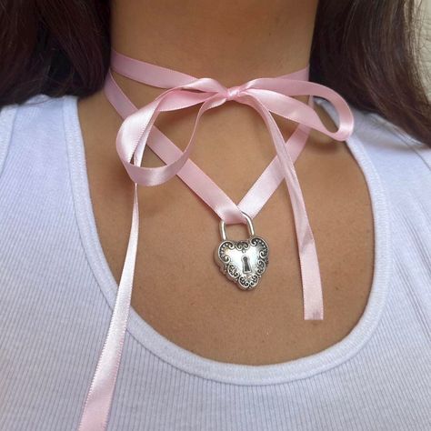 Ribbon Accessories Diy, Diy Ribbon Accessories, Necklace With Ribbon, Ribbon Necklaces, Ribbon Around Neck, Ribbon Outfit Ideas, Ribbon Choker Aesthetic, Ribbon As Necklace, Ribbon Bow Necklace