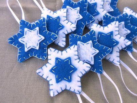 Hanukkah Decorations Diy, Bar Mitzvah Party Favors, Hanukkah Ornaments, Hannukah Crafts, Hannukah Decorations, Jewish Christmas, Blue And White Decor, Felt Star, Jewish Hanukkah