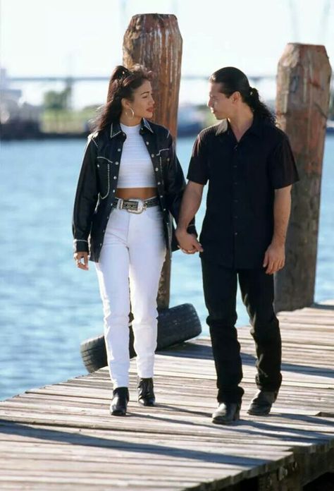 Selena and Chris on the port scene Selena Diy Outfits, Selena Outfits 90s, Selena Inspired Outfits, Jennifer Lopez Selena, Selena Quintanilla Costume, Selena Movie, Selena Party, Selena Costume, Selena And Chris Perez