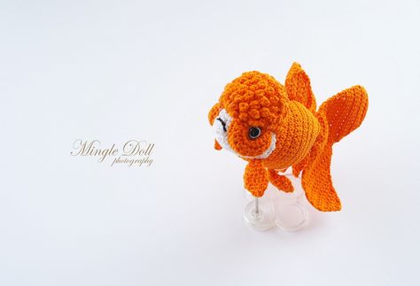 So swish! Check out this Oranda #Goldfish crocheted by Mingle Doll #crochet #GodOfFlakes Goldfish Crochet, Crocheted Fish, Nautical Crochet, Oranda Goldfish, Pet Sweaters, Crochet Fish, Kawaii Crochet, Gold Fish, Doll Crochet