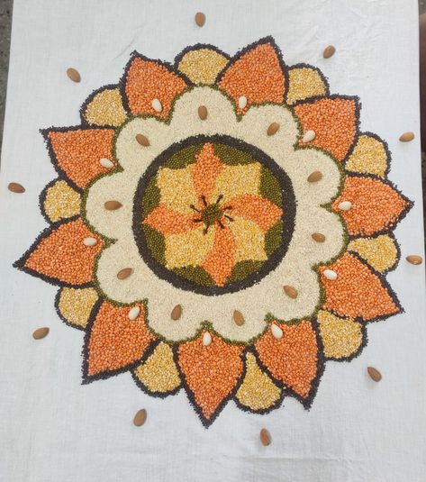 Easy and beautiful rangoli with grains and pulses Rangoli In Plate, Rangoli With Grains And Pulses, Grain Rangoli Design, Rangoli Designs With Rice, Pulses Art, Makarsankranti Rangoli, Rice Rangoli, Ganpati Aarti, Easy And Beautiful Rangoli