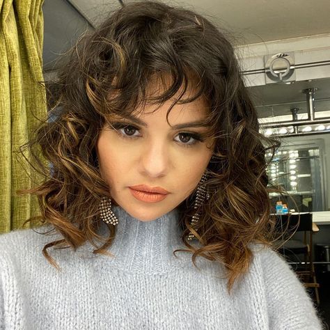 Looking to upgrade your hairstyle for fall 2020? These seven haircuts are going to be trending, according to top celebrity hairstylists. Ash Gray Hair Color, Shoulder Length Layered Hair, Lob With Bangs, Curly Pixie Hairstyles, Curly Lob, Fav Celebrities, Shoulder Length Hair Cuts, Marie Gomez, Grey Hair Color