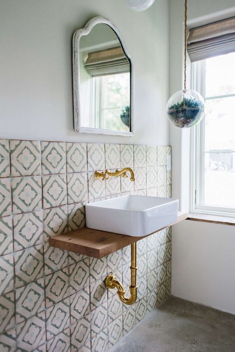 A Surf-Inspired House in Charleston, SC, for Barefoot Living - Remodelista Contemporary Bathroom Tiles, Inexpensive Bathroom Remodel, Diy Bathtub, Cheap Bathroom Remodel, Tropical Bathroom, Coastal Interiors Design, Bathroom Remodel Ideas, Cheap Bathrooms, Bad Inspiration