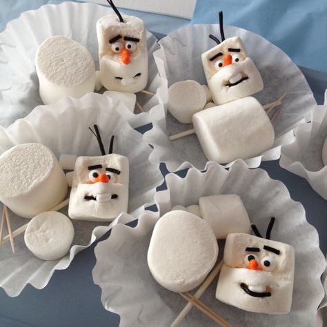 Frozen Birthday Party- making Olaf out of marshmallows! (Do you wish to devour a snowman) Frozen Build A Snowman, Olaf Marshmallow, Frozen Birthday Party Games, Olaf Party, Olaf Birthday, 4de Verjaardag, Deco Fruit, Frozen Bday Party, Disney Frozen Birthday Party