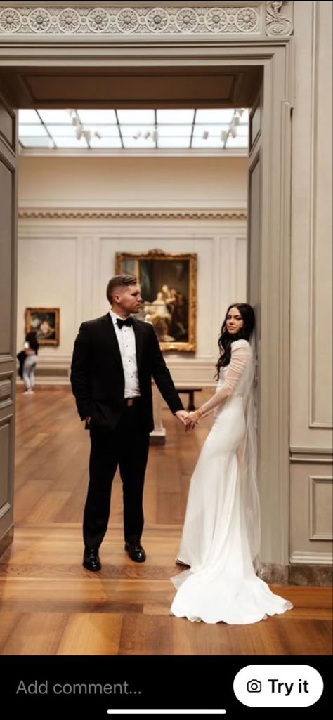 Art Gallery Photoshoot Couple, Art Gallery Engagement Photos, Museum Couple, Indoor Wedding Photos, Moody Lighting, Art Museum Wedding, Art Gallery Wedding, Long Veil, Gold Frames